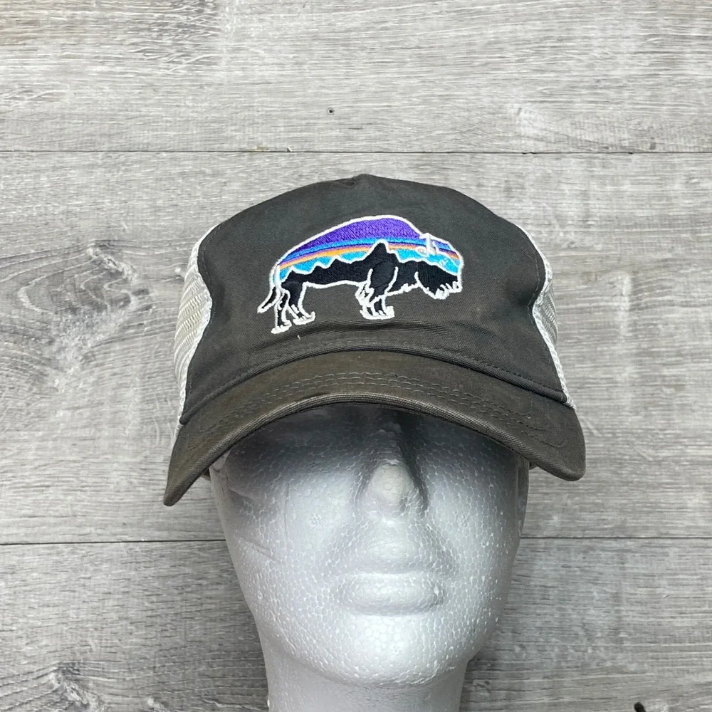 Patagonia Hat Trucker Fitz Roy Buffalo Mens OSFA Gray White Cotton Mesh Snapback